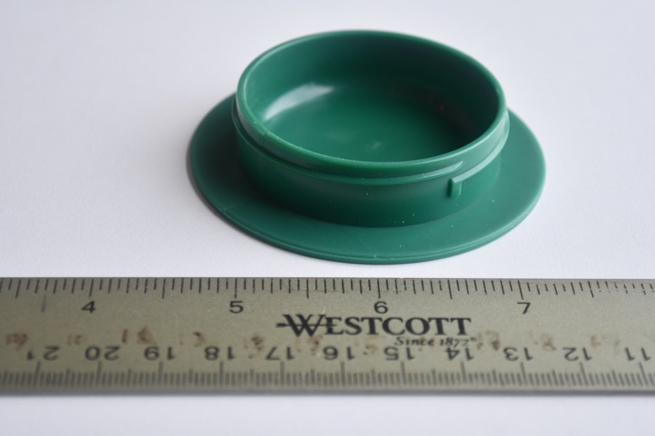 Plug cup with cap — pocket storage